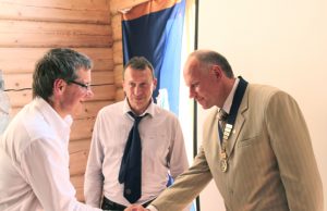 Inauguruotas naujas prezidentas A.Šablinskas perduoda prezidento regalijas L.Šablinskui. Centre - praėjusios kadencijos klubo sekretorius Arūnas Augutis.