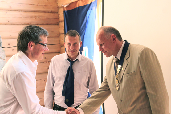 A.Šablinskas perduoda prezidento regalijas L.Šablinskui. Centre - praėjusios kadencijos klubo sekretorius Arūnas Augutis. A.Šablinskas perduoda prezidento regalijas L.Šablinskui. Centre - praėjusios kadencijos klubo sekretorius Arūnas Augutis.