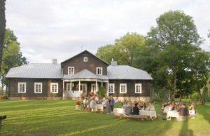 Naujam gyvenimui prikeltas Gačionių dvaras šeimininko barono Piotro Rozeno kvietimu pirmą kartą sulaukė garbingų svečių - po pasaulį išsibarsčiusių gausios Rozenų giminės palikuonių. A.Minkevičienės nuotr.