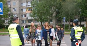 Pirmąją mokslo metų dieną Rokiškio gatvėse eismą reguliavo policijos pareigūnai.