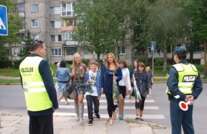 Rugsėjo 1-osios šventė: naujos uniformos, tradicijų nostalgija ir vairuotojų tolerancija Pirmąją mokslo metų dieną Rokiškio gatvėse eismą reguliavo policijos pareigūnai.