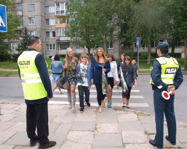 Pirmąją mokslo metų dieną Rokiškio gatvėse eismą reguliavo policijos pareigūnai.