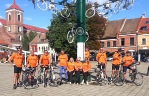 Rokiškėnai žygeiviai po finišo Kaune įsiamžino prie dviračių medžio. A. Šablinsko nuotr.