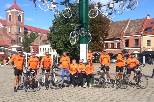 Rokiškėnai žygeiviai po finišo Kaune įsiamžino prie dviračių medžio. A. Šablinsko nuotr. Rokiškėnai žygeiviai po finišo Kaune įsiamžino prie dviračių medžio. A. Šablinsko nuotr.