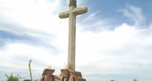 Piligrimų kely apstu kryžių. Šablinskų šeimos archyvo nuotr.