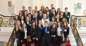 Projekto dalyviai įsiamžino su šalies prezidente Dalia Grybauskaite. Tomo Lukšio nuotr.