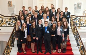 Gabija Sabockytė „apie vandenį ir duoną“ Vyriausybėje Projekto dalyviai įsiamžino su šalies prezidente Dalia Grybauskaite. Tomo Lukšio nuotr.