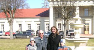 Jaunieji rajono šachmatininkai ir jų treneris įsiamžino su didmeistre Viktorija Čmilyte. P.Znatnovo asmeninio archyvo nuotr.