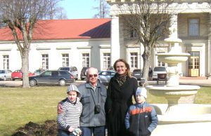 Jaunieji rajono šachmatininkai ir jų treneris įsiamžino su didmeistre Viktorija Čmilyte. P.Znatnovo asmeninio archyvo nuotr.