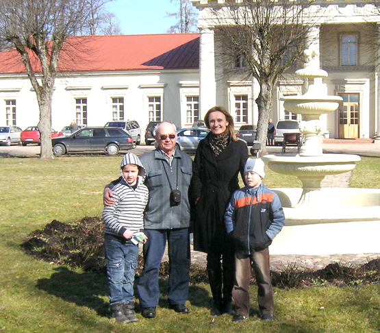 Jaunieji rajono šachmatininkai ir jų treneris įsiamžino su didmeistre Viktorija Čmilyte. P.Znatnovo asmeninio archyvo nuotr.