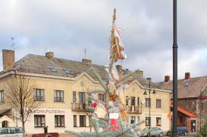 Laimutės Sadauskienės įmonės meduoliai eglutę dabino tik gerą pusdienį. D. Zibolienės nuotr.