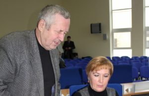 Paramos akcijos Obelių muziejui iniciatorė Irena Saikalienė dėkojo dosniausiam aukotojui Kaziui Krisiūnui. D. Zibolienės nuotr.