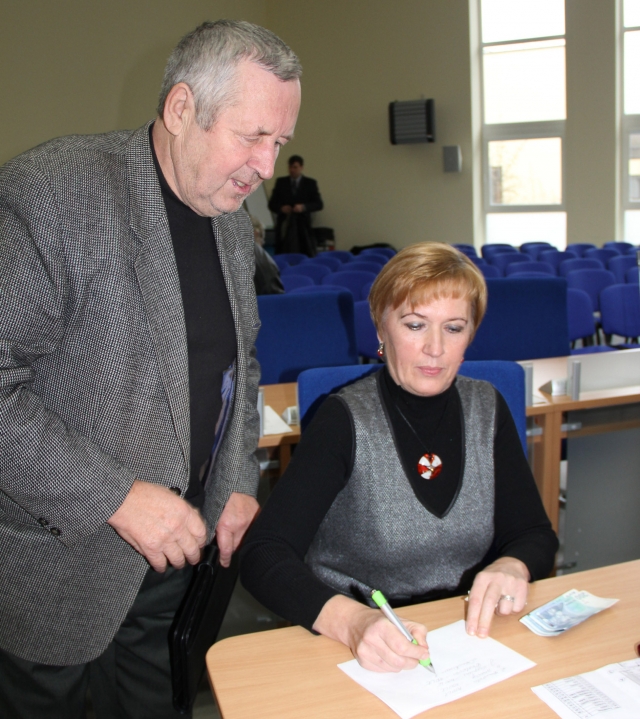 Paramos akcijos Obelių muziejui iniciatorė Irena Saikalienė dėkojo dosniausiam aukotojui Kaziui Krisiūnui. D. Zibolienės nuotr.