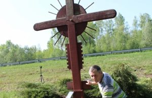 Šį pavasarį aktyvus sąjūdietis Leonas Jankauskas rado kitoje vietoje atstatytą Baltijos kelio kryžių. V.Kazlausko nuotr.