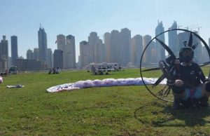Rokiškėnas Mantas Sakaitis įsiamžino Dubajaus dangoraižių fone.