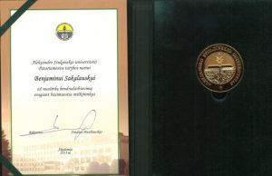 Benjaminui Sakalauskui – Aleksandro Stulginskio universiteto padėka  už pagalbą rengiant miškininkus. RMU nuotr..