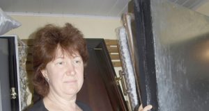 Laidojimo paslaugas teikiančios įmonės direktorė Violeta Šakalienė parodė šaldytuvą