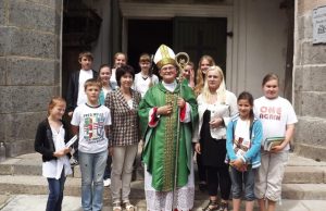 Rokiškėnai įsiamžino su buvusiu Panevėžio vyskupu Jo Ekscelencija Jonu Kaunecku. R.Kazlauskienės archyvo nuotr.