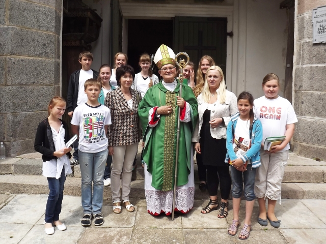 Rokiškėnai įsiamžino su buvusiu Panevėžio vyskupu Jo Ekscelencija Jonu Kaunecku. R.Kazlauskienės archyvo nuotr. Rokiškėnai įsiamžino su buvusiu Panevėžio vyskupu Jo Ekscelencija Jonu Kaunecku. R.Kazlauskienės archyvo nuotr.