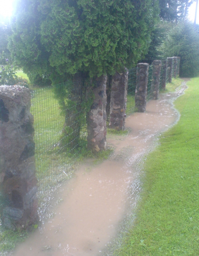 Vanduo griauna ir akmeninę tvorą. Asmeninio albumo nuotr.