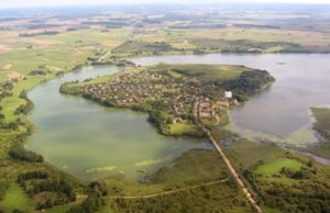 Daugiaveidis Salų parkas Salos iš oro kartoja Lietuvos kontūrų siluetą.