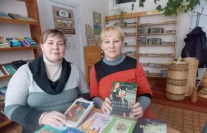 Salų bibliotekininkė Rasa Kalnietienė (kairėje) džiaugėsi bendruomenės pirmininkės Irinos Kalnietienė atneštomis knygomis.