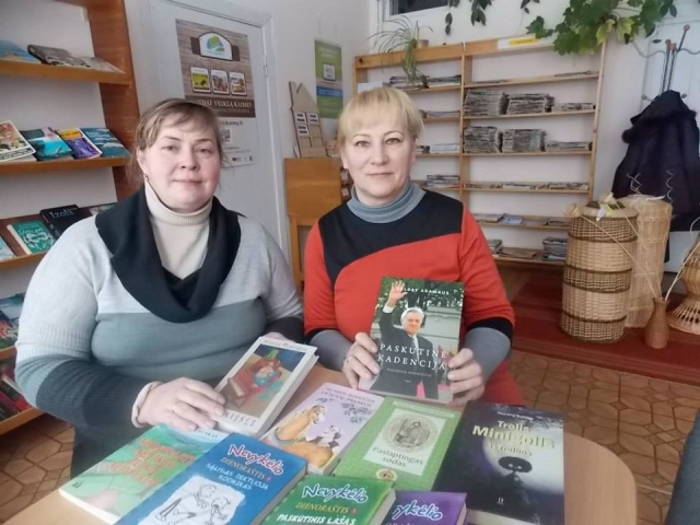 Salų bibliotekininkė Rasa Kalnietienė (kairėje) džiaugėsi bendruomenės pirmininkės Irinos Kalnietienė atneštomis knygomis. Salų bibliotekininkė Rasa Kalnietienė (kairėje) džiaugėsi bendruomenės pirmininkės Irinos Kalnietienė atneštomis knygomis.