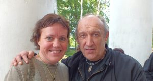 Režisierius V.Masalskis ir Rokiškio kultūros centro direktorė Nida Lungienė turi apie ką pakalbėti – juk ne už kalnų teatrų festivalis „Vaidiname žemdirbiams“. R.Milaknienės nuotr.