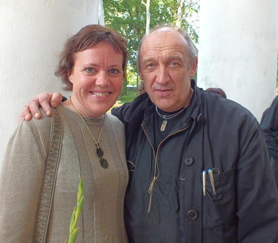 Režisierius V.Masalskis ir Rokiškio kultūros centro direktorė Nida Lungienė turi apie ką pakalbėti – juk ne už kalnų teatrų festivalis „Vaidiname žemdirbiams“. R.Milaknienės nuotr.