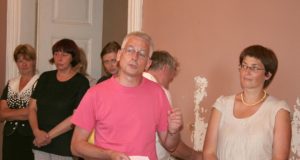 Svečius pasitinka vasaros akademijos idėjinis vadas prof. Akselis Holvoetas ir pagrindinė organizatorė dr. Gina Kavaliūnaitė-Holvoet.