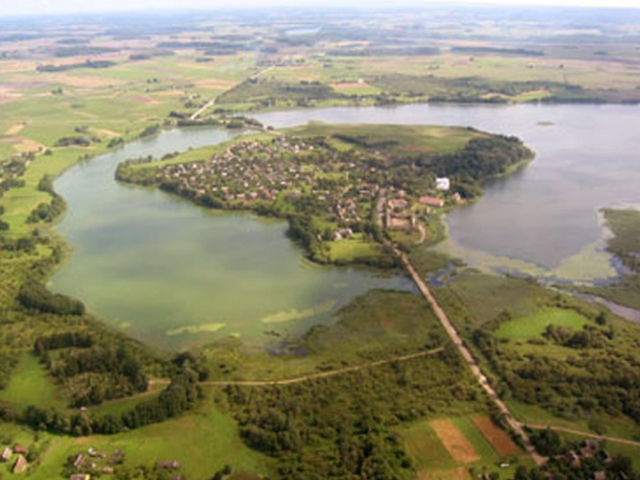 Salos iš oro kartoja Lietuvos kontūrų siluetą. Salos iš oro kartoja Lietuvos kontūrų siluetą.