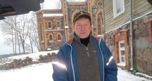 Ūkininkas Zenonas Kumpauskas salei remontuoti dovanojo medieną