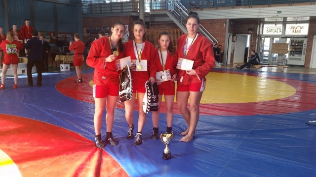 Rokiškio sportininkės įsiamžino su Lietuvos čempionato medaliais. G. Čečienės nuotr.