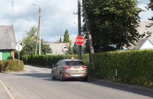 Po kritikos - valdžios reakcija: STOP ženklai perkelti prieš pat gatvių susikirtimą