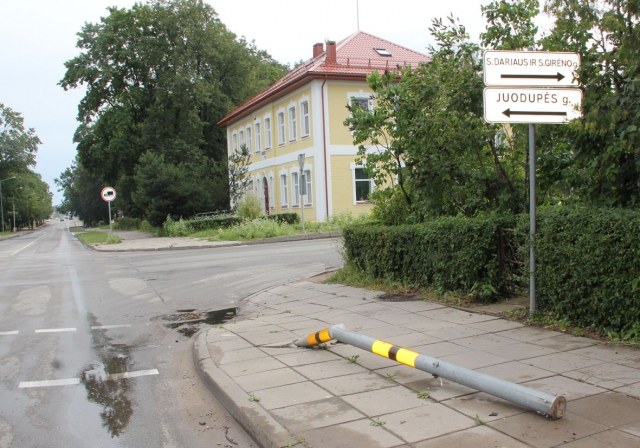 Per tris dienas Juodupės-Vytauto gatvių sankryžoje numušti du šviesoforai. D. Zibolienės nuotr. Per tris dienas Juodupės-Vytauto gatvių sankryžoje numušti du šviesoforai. D. Zibolienės nuotr.