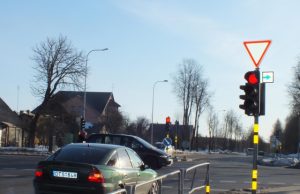 Šviesoforų žalios rodyklės blaško vairuotojus ir trikdo eismą. A.Minkevičienės nuotr.