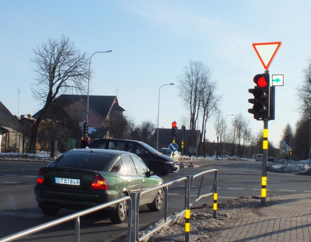 Šviesoforų žalios rodyklės blaško vairuotojus ir trikdo eismą. A.Minkevičienės nuotr.