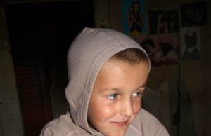 Deividas kruopščiai rašė savo vardą.