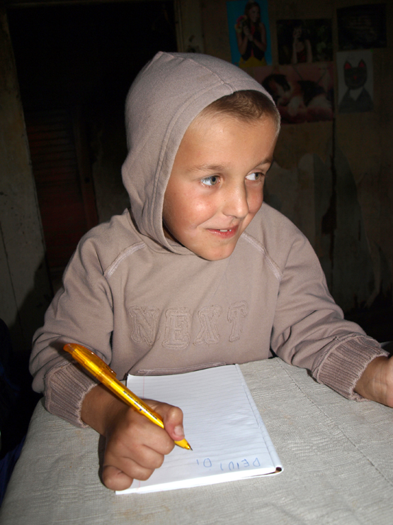 Deividas kruopščiai rašė savo vardą.