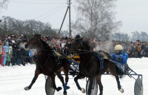 Žirgų lenktynių akimirka.
