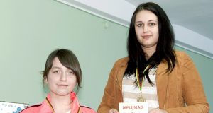 Greta Petrušonytė (kairėje) ir Ernesta Mikalauskaitė pasidabino šalies pirmenybių medaliais. G.Kublicko nuotr.