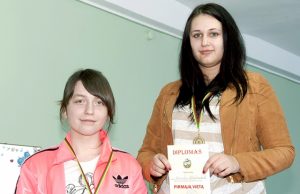 Greta Petrušonytė (kairėje) ir Ernesta Mikalauskaitė pasidabino šalies pirmenybių medaliais. G.Kublicko nuotr.