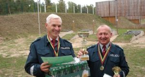 Nugalėtojų taurė – snaiperių V.Mačėno (kairėje) ir S.Meliūno rankose. Panevėžio AVPK nuotr.