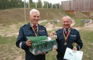 Nugalėtojų taurė – snaiperių V.Mačėno (kairėje) ir S.Meliūno rankose. Panevėžio AVPK nuotr.