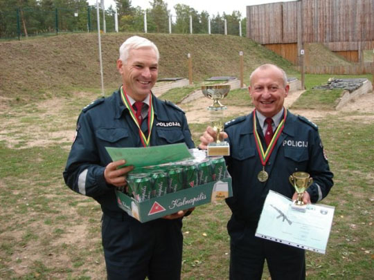 Nugalėtojų taurė – snaiperių V.Mačėno (kairėje) ir S.Meliūno rankose. Panevėžio AVPK nuotr.