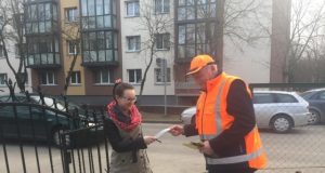 VĮ „Panevėžio regiono keliai“ Rokiškio kelių tarnybos vadovas Stanislovas Dambrauskas Rokiškio mikrorajono gyventojams dalijo atšvaitus