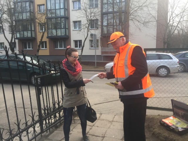 VĮ „Panevėžio regiono keliai“ Rokiškio kelių tarnybos vadovas Stanislovas Dambrauskas Rokiškio mikrorajono gyventojams dalijo atšvaitus VĮ „Panevėžio regiono keliai“ Rokiškio kelių tarnybos vadovas Stanislovas Dambrauskas Rokiškio mikrorajono gyventojams dalijo atšvaitus