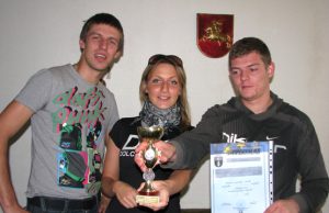 Rokiškio šaulius aplenkė tik pasvaliečiai Ir antrosios vietos taurė džiugino 12-osios kuopos vadą E.Vitkauską (iš kairės) bei eilinius J.Lašaitę ir S.Jasiūną. N.Byčkovskio nuotr.