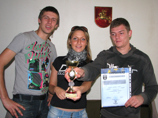 Ir antrosios vietos taurė džiugino 12-osios kuopos vadą E.Vitkauską (iš kairės) bei eilinius J.Lašaitę ir S.Jasiūną. N.Byčkovskio nuotr.