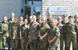 Jaunieji šauliai bei policijos rėmėjai domėjosi policininko profesija ir veikla. Lietuvos policijos mokyklos nuotr.